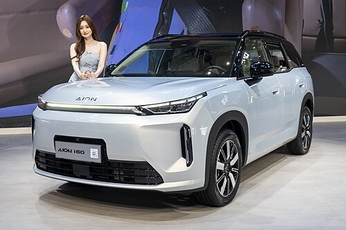 GAC AION i60 สีขาว มุมหน้าเฉียง จัดแสดงในงาน Auto Guangzhou 2025
