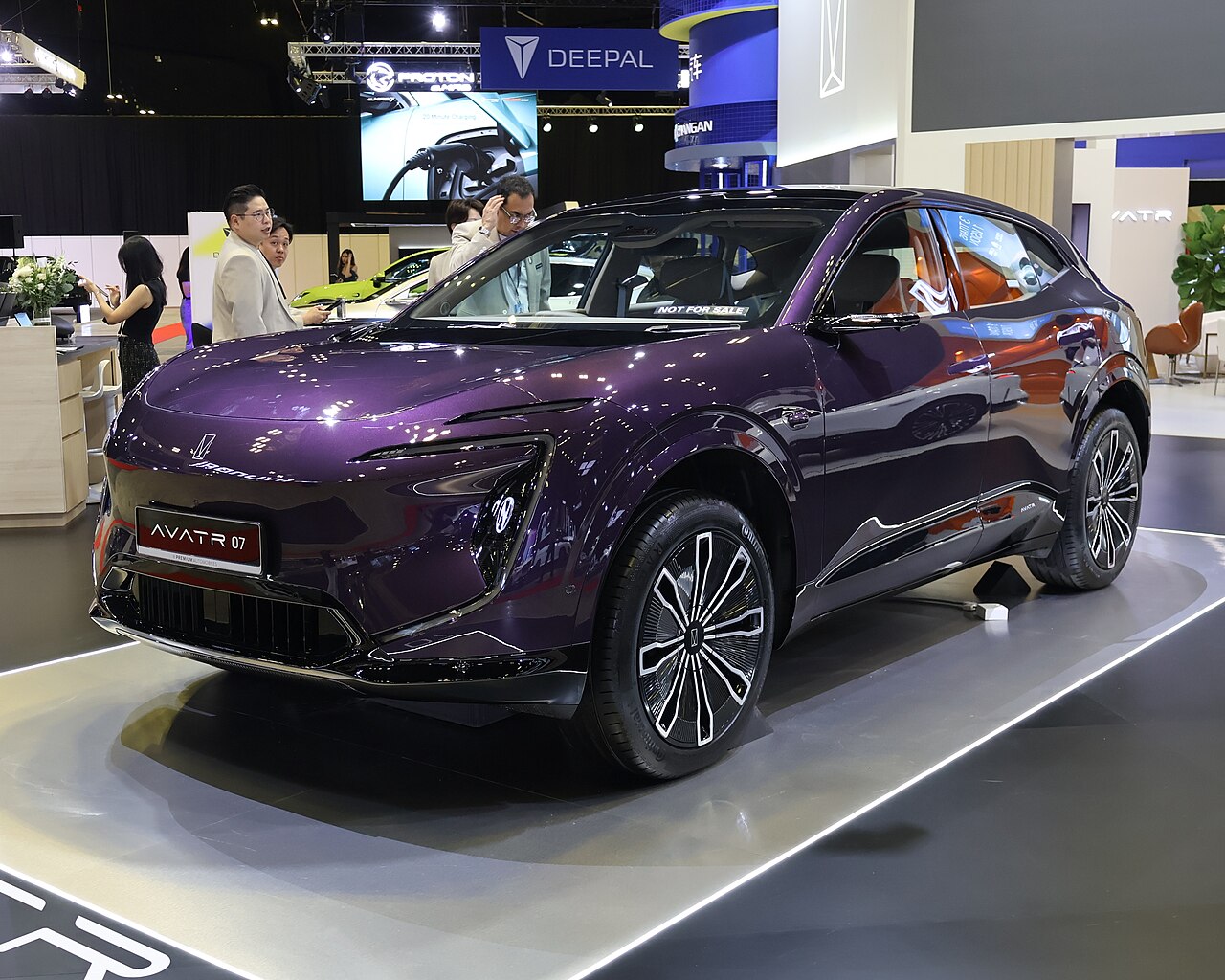 AVATR 07 สีม่วง จัดแสดงในงาน Singapore Motorshow 2026 มุมหน้าเฉียง