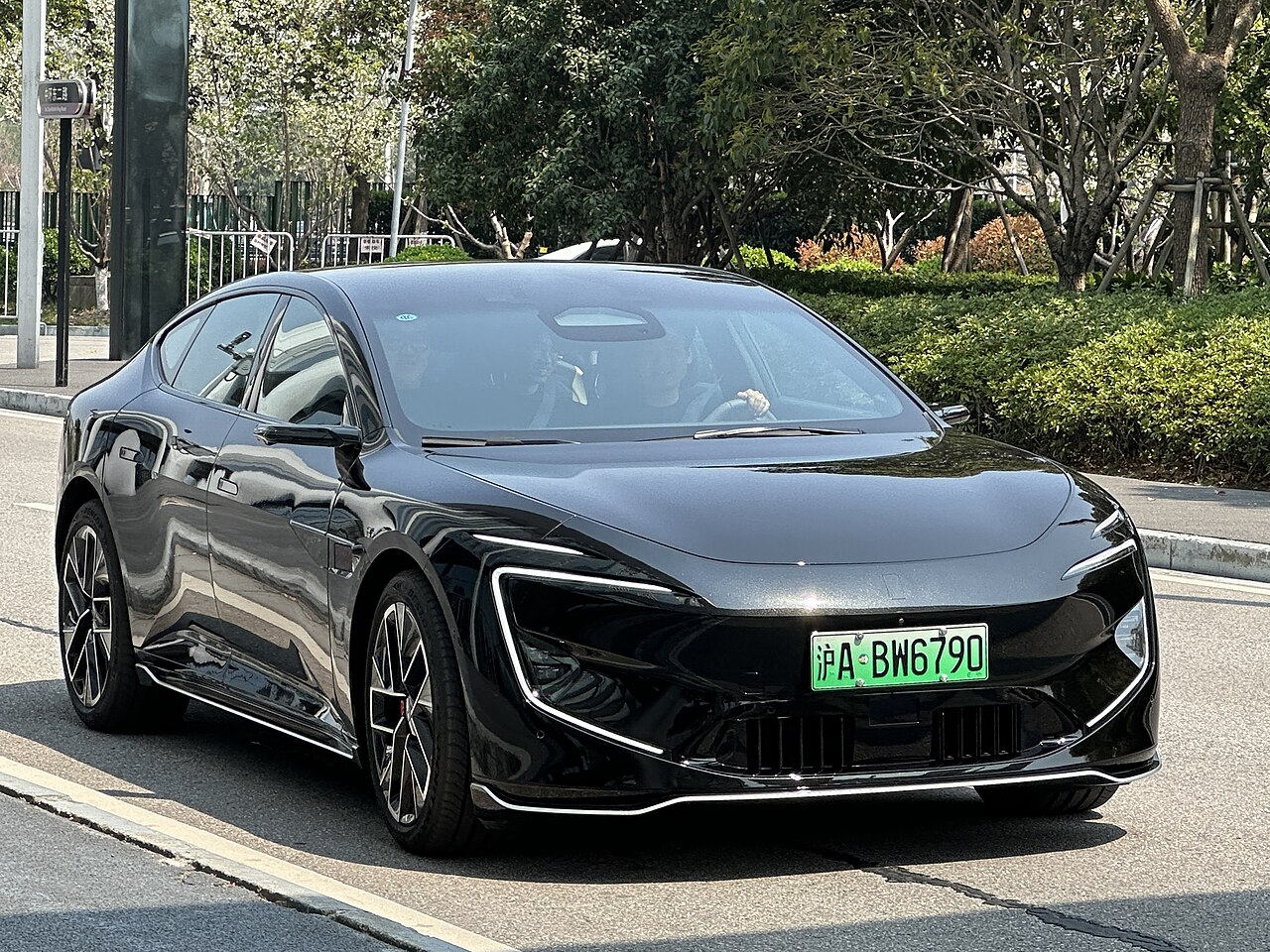 AVATR 12 (รุ่นปี 2025) สีดำ มุมหน้าเฉียง บนถนนในเซี่ยงไฮ้
