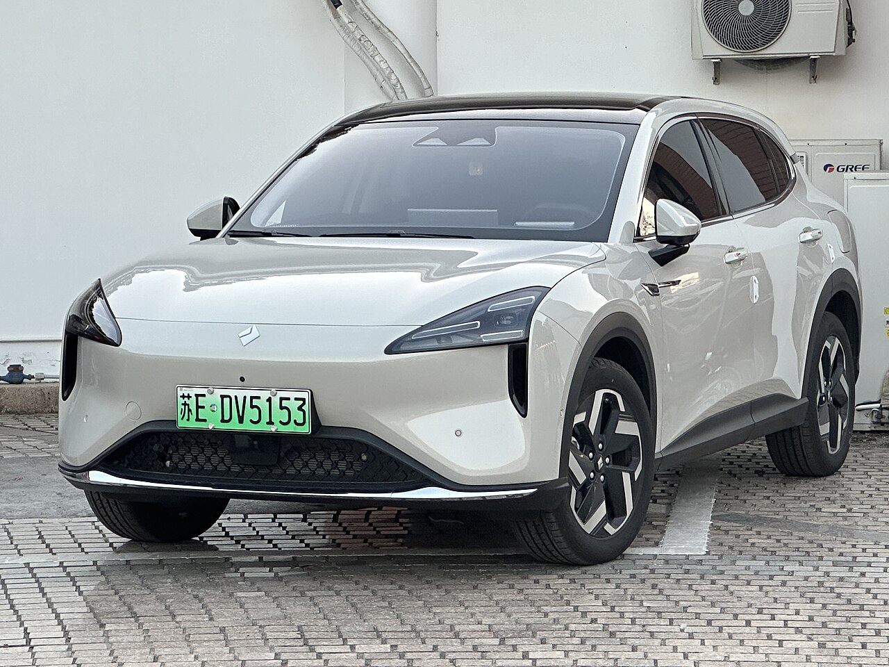 Baojun Yunhai EV สีขาว มุมหน้าเฉียง จอดในจีน