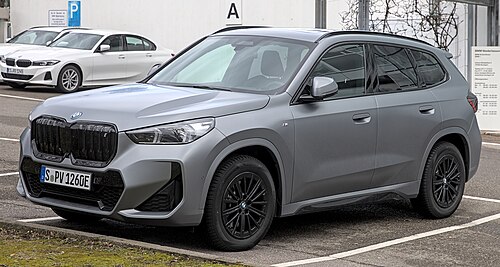 BMW iX1 สีเทาด้าน ชุดแต่ง M Sport มุมด้านหน้าเฉียง