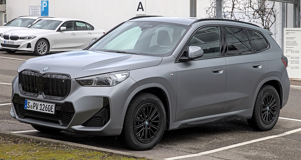 BMW iX1 สีเทาด้าน ชุดแต่ง M Sport มุมด้านหน้าเฉียง
