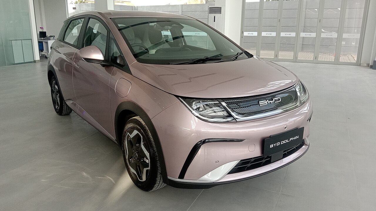 BYD Dolphin สีชมพู Coral Pink มุมด้านหน้าเฉียง