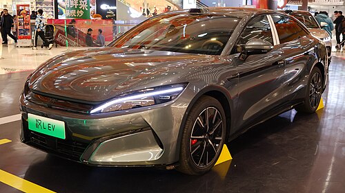 BYD Han L EV สีเทา มุมหน้าเฉียง จัดแสดงในห้างสรรพสินค้าที่เซี่ยงไฮ้
