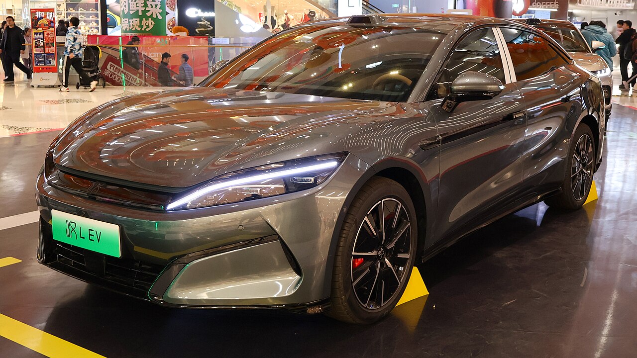 BYD Han L EV สีเทา มุมหน้าเฉียง จัดแสดงในห้างสรรพสินค้าที่เซี่ยงไฮ้