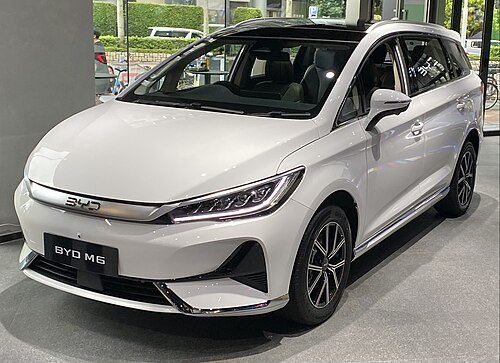 BYD M6 สีขาว มุมหน้าเฉียง ถ่ายที่ฮ่องกง ปี 2024
