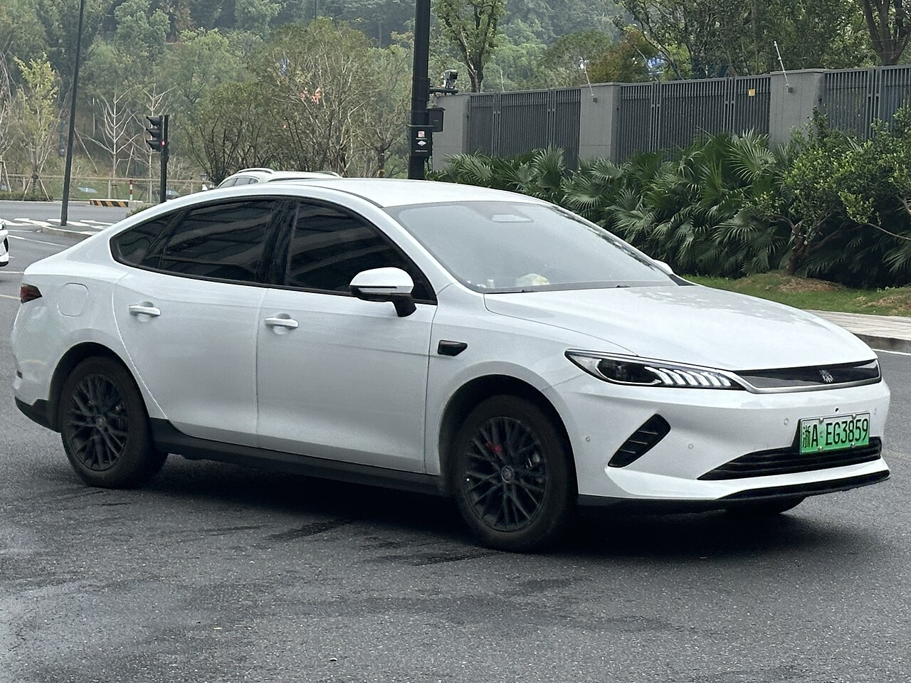 BYD Qin PLUS EV รุ่นปรับโฉมปี 2025 สีขาว มุมหน้าเฉียง จอดริมถนนในจีน