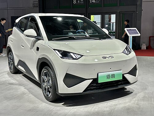 BYD Seagull รุ่นปรับโฉมปี 2025 สีขาว มุมหน้าเฉียง จัดแสดงในงานมอเตอร์โชว์ที่จีน