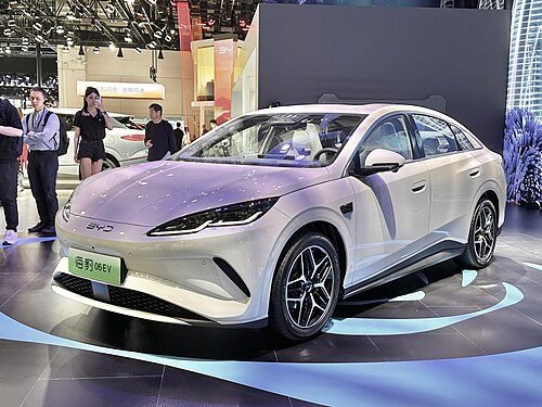 BYD Seal 06 EV รุ่นปี 2025 (ก่อนปรับโฉมปี 2027) สีขาว มุมหน้าเฉียง จัดแสดงในงานมอเตอร์โชว์ที่จีน