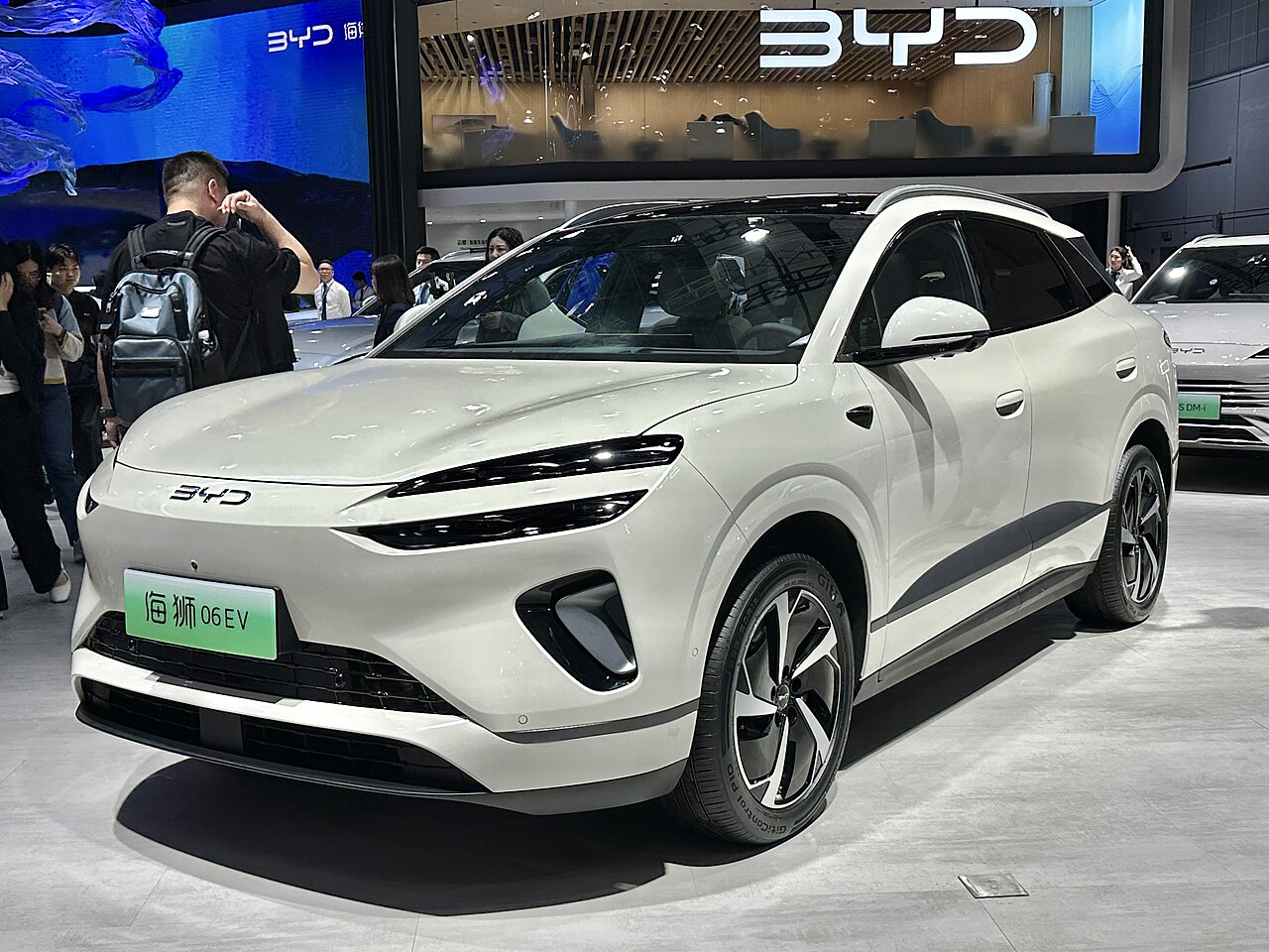 BYD Sealion 06 EV สีขาว มุมหน้าเฉียง จัดแสดงในงานมอเตอร์โชว์ที่จีน
