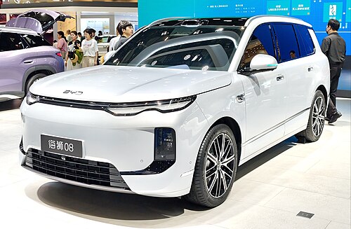 BYD Sealion 08 สีขาว มุมหน้าเฉียง จัดแสดงในงานมอเตอร์โชว์ที่เซินเจิ้น