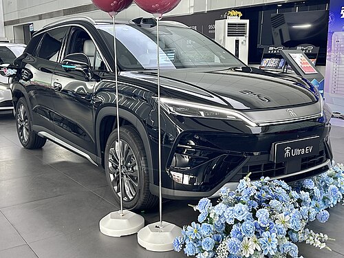 BYD Song Ultra EV สีดำ มุมหน้าเฉียง จอดแสดงในโชว์รูมที่จีน