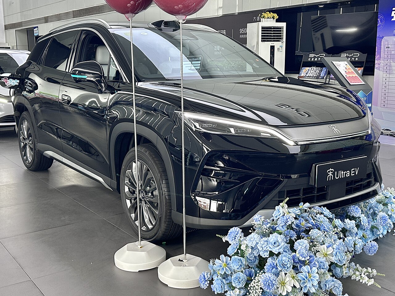 BYD Song Ultra EV สีดำ มุมหน้าเฉียง จอดแสดงในโชว์รูมที่จีน