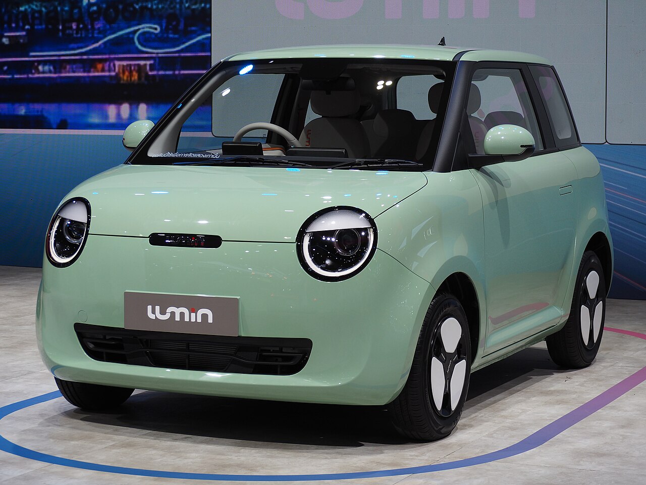 Changan Lumin L DC สีเขียวมิ้นต์ มุมหน้าเฉียง จัดแสดงในงานมอเตอร์โชว์ที่ไทย ปี 2567