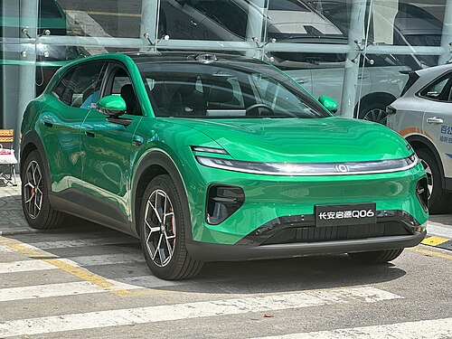 Changan Nevo Q06 สีเขียว มุมหน้าเฉียง จอดหน้าโชว์รูมในจีน