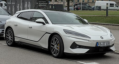 DENZA Z9 GT สีขาว มุมหน้าเฉียง จอดบนถนนในมิวนิก ช่วงงาน IAA 2025