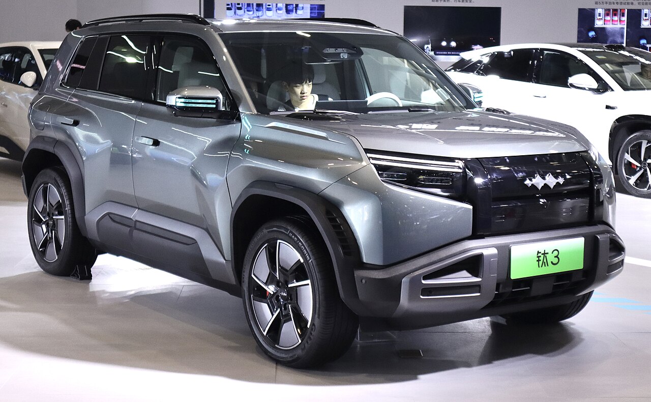 Fangchengbao Tai 3 สีเทา มุมหน้าเฉียง จัดแสดงในงานแสดงรถที่เซินเจิ้น ปี 2025