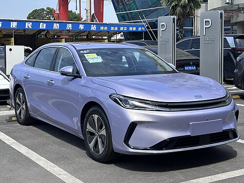 Geely Galaxy A7 EV สีม่วงอ่อน มุมหน้าเฉียง จอดในลานจอดรถที่จีน