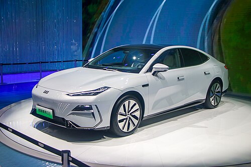 Geely Galaxy E8 สีขาว มุมหน้าเฉียง จัดแสดงในงาน Guangzhou Auto Show 2023