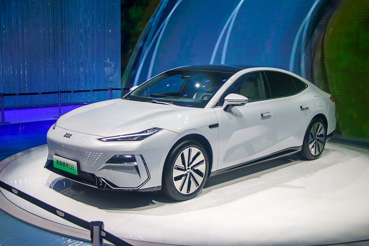 Geely Galaxy E8 สีขาว มุมหน้าเฉียง จัดแสดงในงาน Guangzhou Auto Show 2023