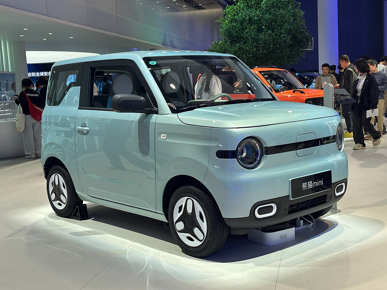 Geely Panda Mini รุ่นปรับโฉมปี 2025 สีเขียวอ่อน มุมหน้าเฉียง จัดแสดงในงานแสดงรถยนต์ที่จีน