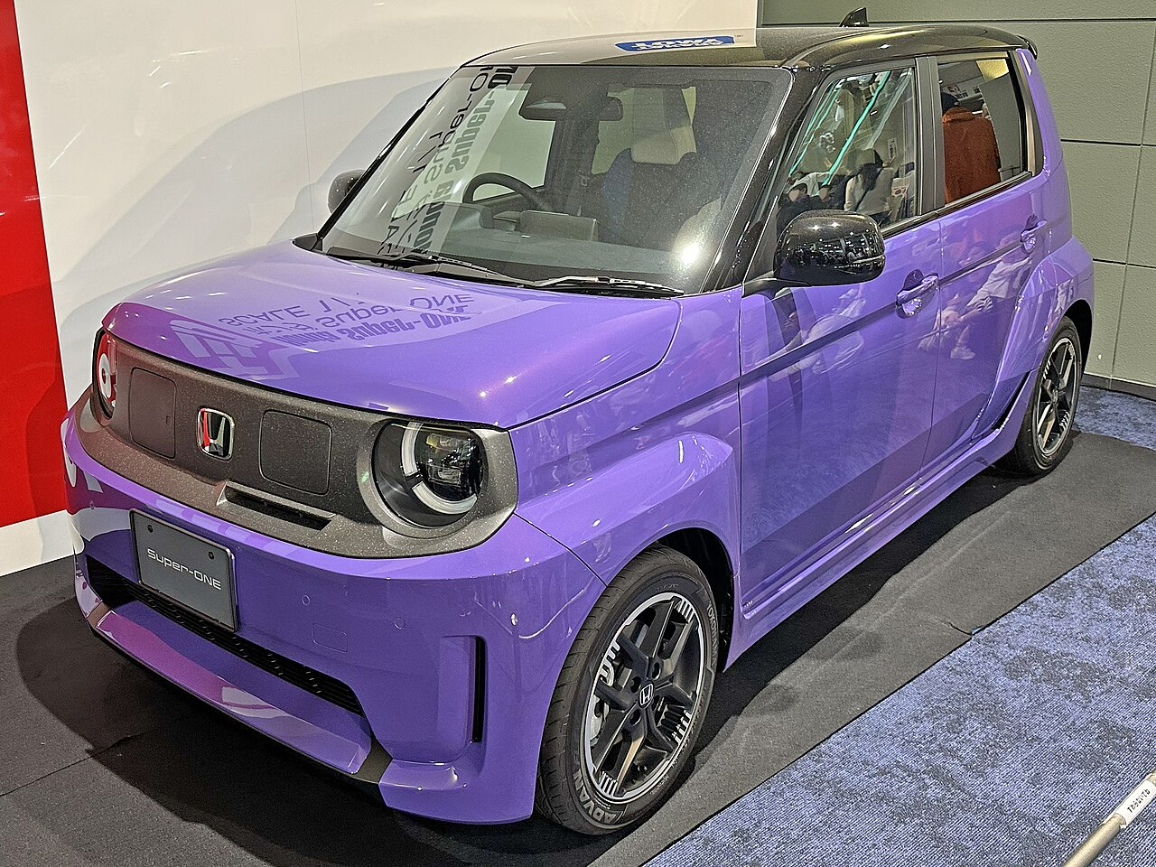 Honda Super-ONE (รหัส JG6) สีม่วง หลังคาดำ มุมหน้าเฉียง จัดแสดงในญี่ปุ่น