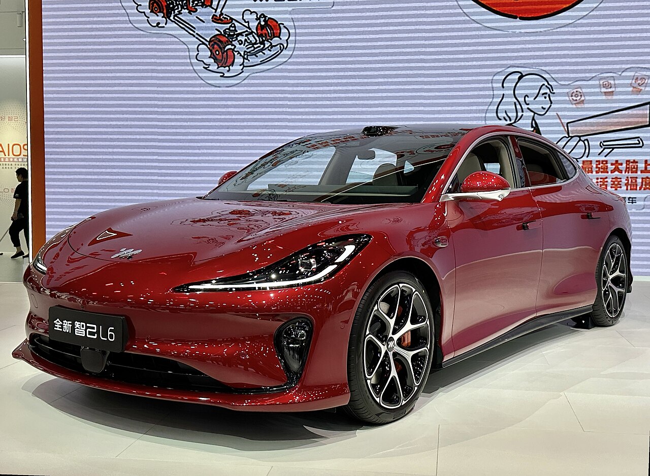 IM L6 รุ่นปรับโฉมปี 2025 สีแดง มุมหน้าเฉียง จัดแสดงในงาน Auto Shanghai 2025