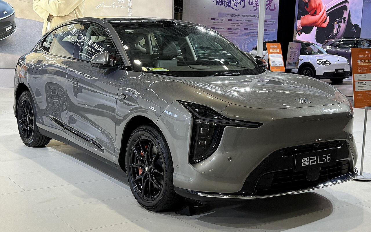 IM LS6 รุ่นปรับโฉมครั้งที่สอง สีเทา มุมหน้าเฉียง จัดแสดงในงาน Auto Fuzhou 2026