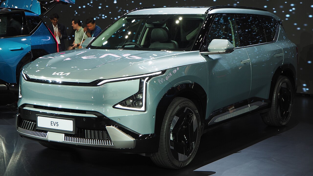Kia EV5 Earth Exclusive AWD ปี 2024 สีเขียวอ่อน มุมหน้าเฉียง จัดแสดงที่ศูนย์การประชุมแห่งชาติสิริกิติ์ กรุงเทพฯ