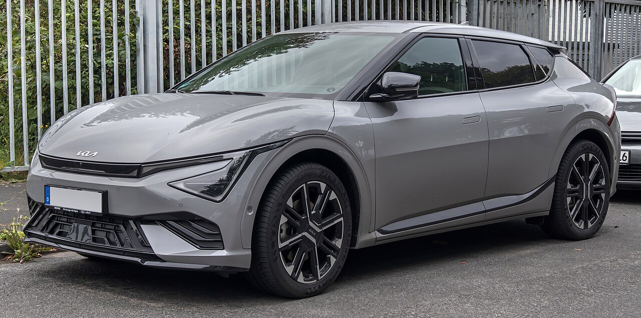 Kia EV6 GT-Line โฉมปรับปรุงใหม่ สีเทา มุมด้านหน้าเฉียง