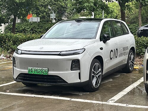 Leapmotor C10 รุ่นปรับโฉม สีขาว มุมหน้าเฉียง จอดในเซี่ยงไฮ้