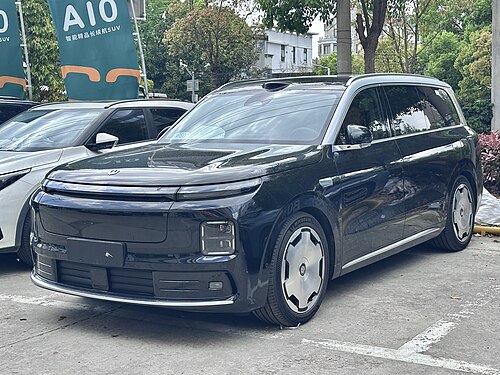 Leapmotor D19 สีดำ มุมหน้าเฉียง จอดในลานจอดรถในจีน