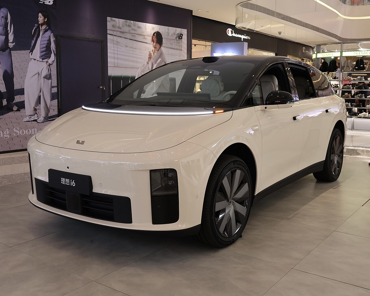 Li Auto i6 สีขาว มุมหน้าเฉียง จัดแสดงในห้างสรรพสินค้าที่เซี่ยงไฮ้