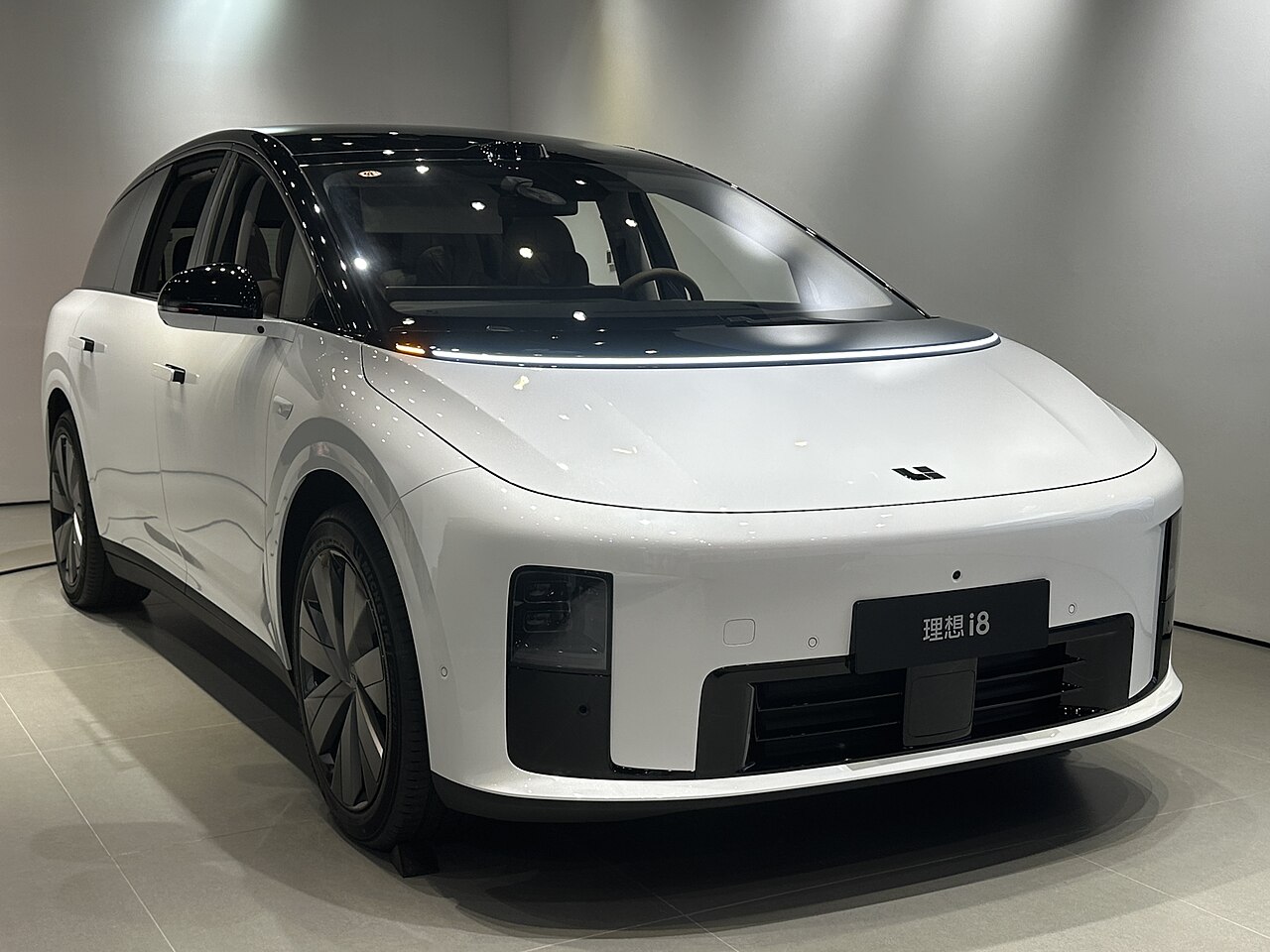 Li Auto i8 สีขาว มุมหน้าเฉียง จัดแสดงในโชว์รูม