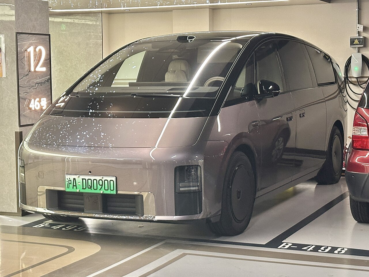 Li Auto MEGA รุ่นใหม่ปี 2026 สีเทา มุมหน้า จอดในลานจอดรถ