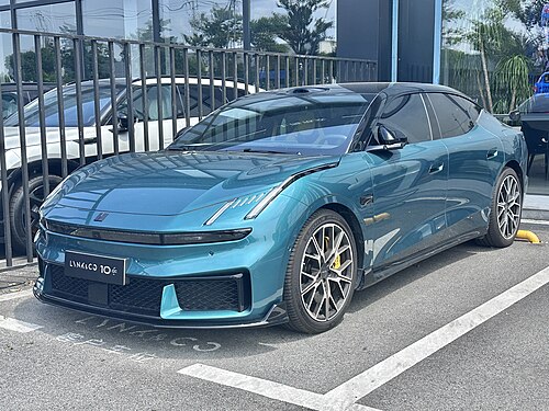 Lynk & Co 10+ (รุ่นสมรรถนะสูงของ 10 EV) สีเขียวอมฟ้า มุมหน้าเฉียง