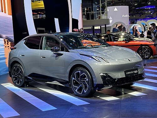 Lynk & Co Z20 (ก่อนปรับปรุงปี 2026) สีเทา มุมหน้าเฉียง จัดแสดงในงานมอเตอร์โชว์ที่จีน