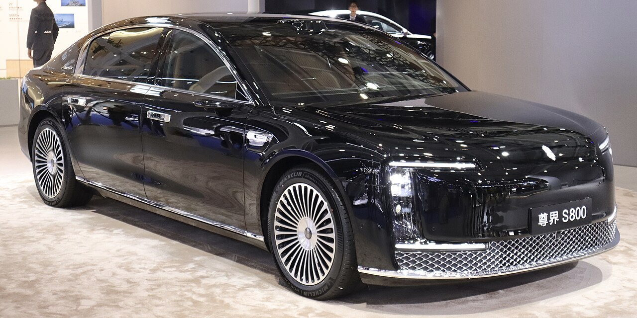 Maextro S800 สีดำ มุมหน้าเฉียง จัดแสดงในงานมอเตอร์โชว์ปี 2025