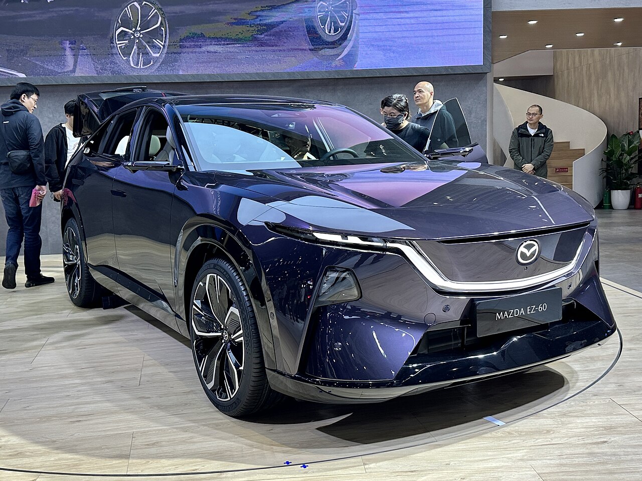Mazda EZ-60 สีน้ำเงินอมม่วง มุมหน้าเฉียง จัดแสดงในงาน Auto Shanghai 2025