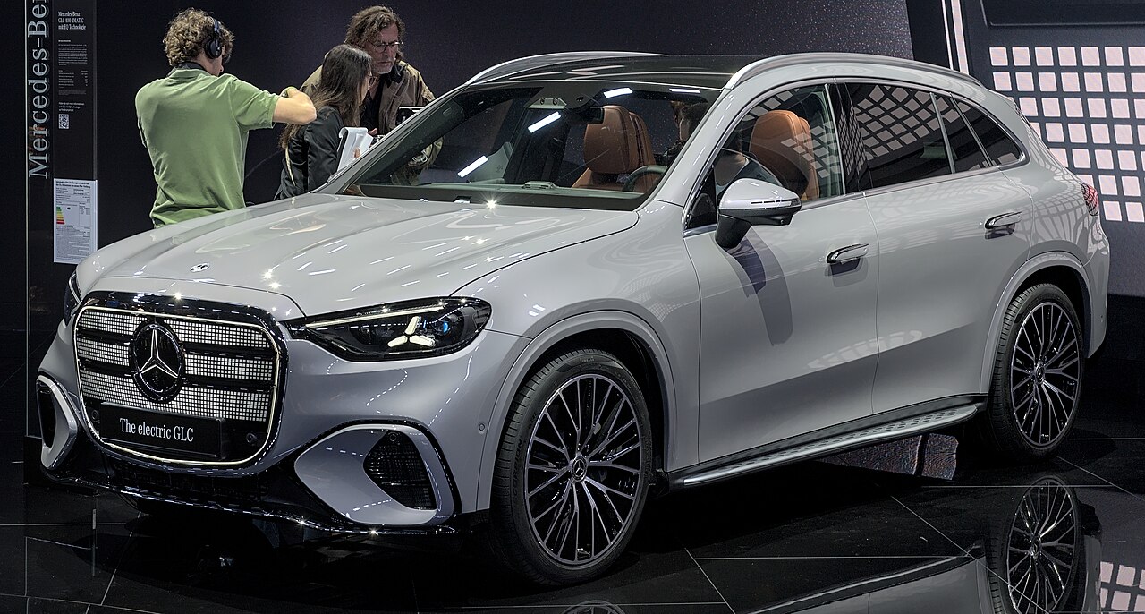 Mercedes-Benz GLC electric (X540) สีเทา มุมหน้าเฉียง จัดแสดงในงาน IAA 2025 ที่มิวนิก