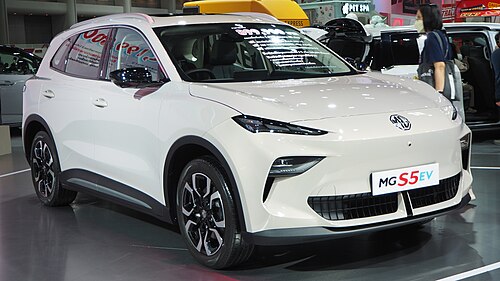 MG S5 EV สีขาว มุมหน้าเฉียง จัดแสดงในงานมอเตอร์โชว์ที่ไทย