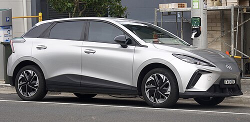 MG4 Electric สีเงิน ขณะจอดชาร์จไฟริมถนน มุมหน้าเฉียง