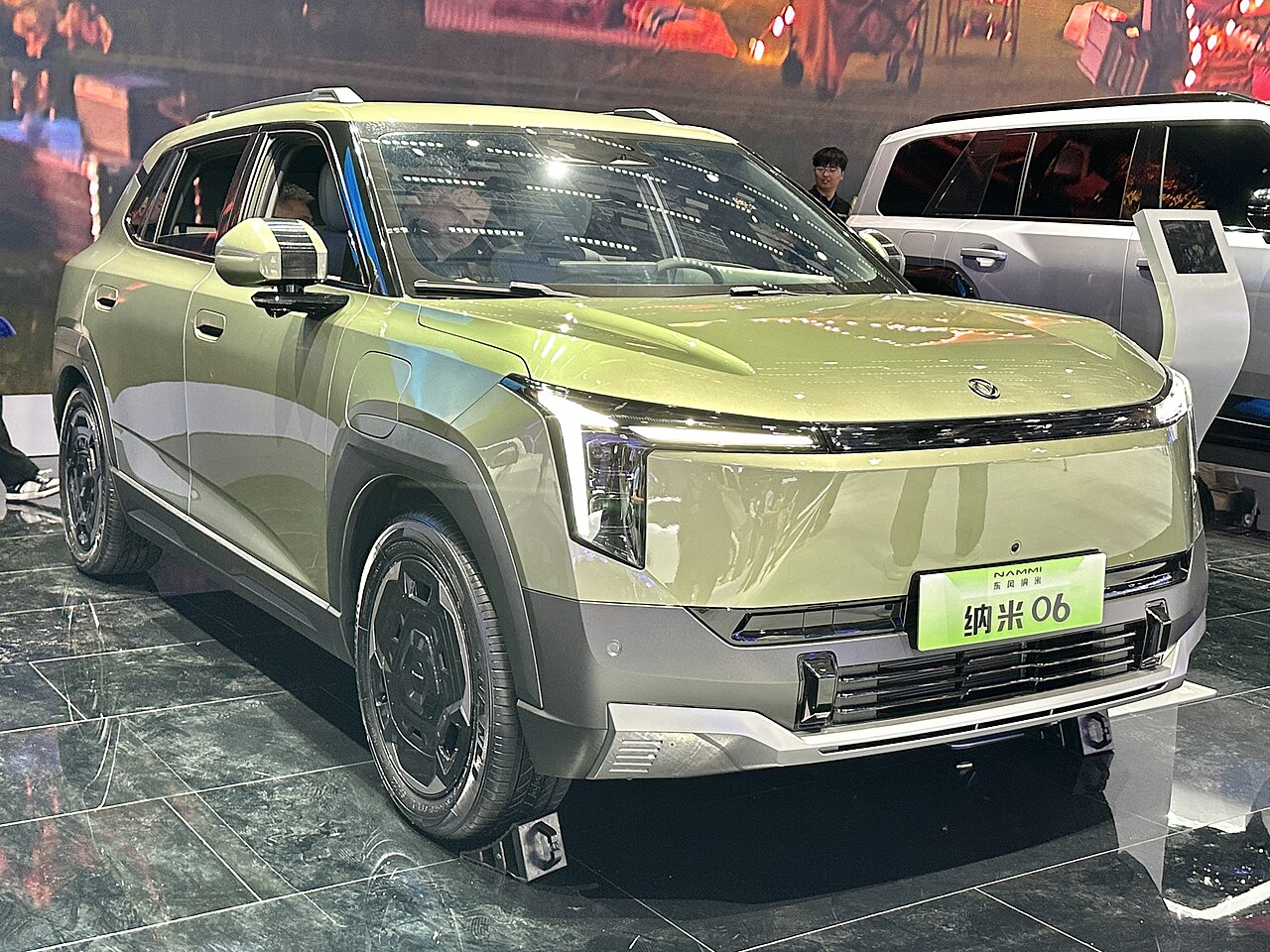 Nammi 06 สีเขียวอมเทา มุมหน้าเฉียง จัดแสดงในงาน Auto Shanghai 2025