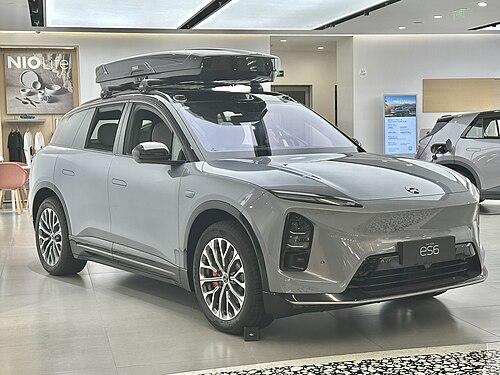 NIO ES6 รุ่นปรับโฉมสีเทา ติดกล่องสัมภาระบนหลังคา จัดแสดงในโชว์รูม NIO
