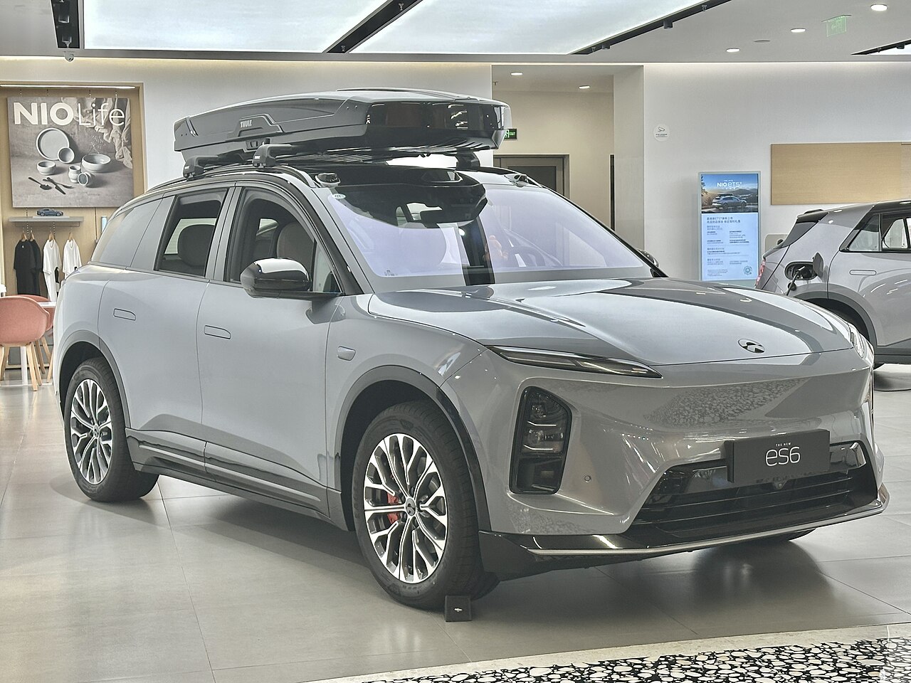 NIO ES6 รุ่นปรับโฉมสีเทา ติดกล่องสัมภาระบนหลังคา จัดแสดงในโชว์รูม NIO