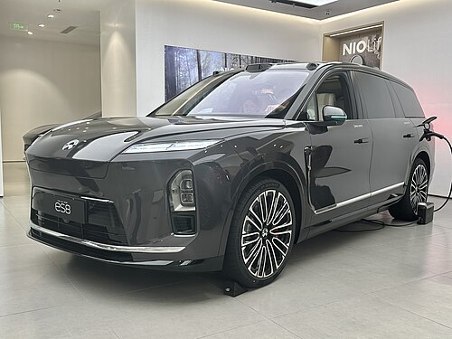 NIO ES8 เจเนอเรชันที่ 3 สีเทาเข้ม มุมหน้าเฉียง จัดแสดงในโชว์รูม NIO