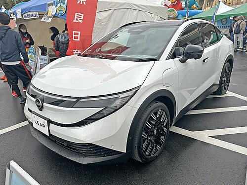 Nissan LEAF เจเนอเรชันที่ 3 รุ่นญี่ปุ่น B7 G สีขาว มุมหน้าเฉียง จัดแสดงกลางแจ้ง