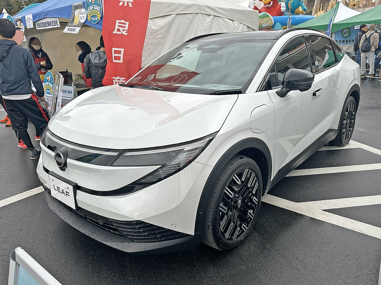 Nissan LEAF เจเนอเรชันที่ 3 รุ่นญี่ปุ่น B7 G สีขาว มุมหน้าเฉียง จัดแสดงกลางแจ้ง