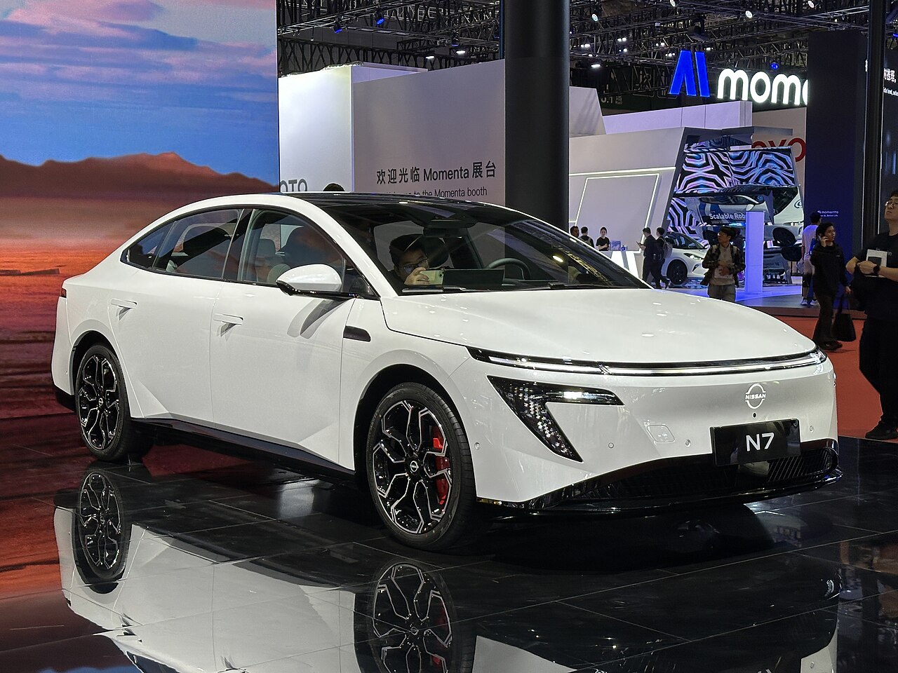 Nissan N7 สีขาว มุมหน้าเฉียง จัดแสดงในงาน Auto Shanghai 2025 (รุ่นก่อนปรับปรุง)