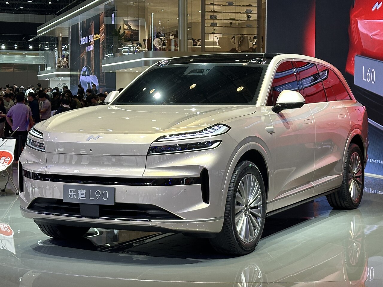 Onvo L90 (รถจัดแสดง ปี 2025) สีทองแชมเปญ มุมหน้าเฉียง ในงานแสดงรถยนต์ที่จีน